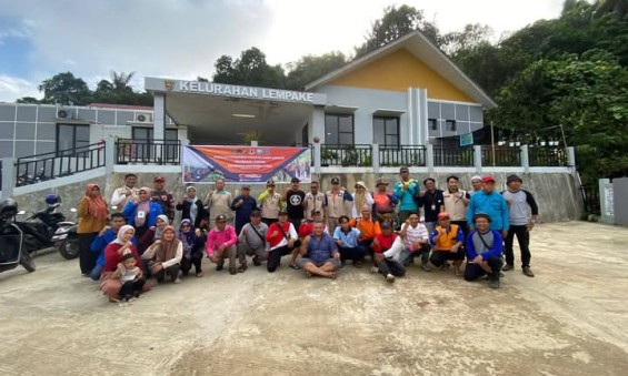 Kegiatan Penanaman Pohon di Lahan Longsor Dibelakang Kantor Kelurahan Lempake